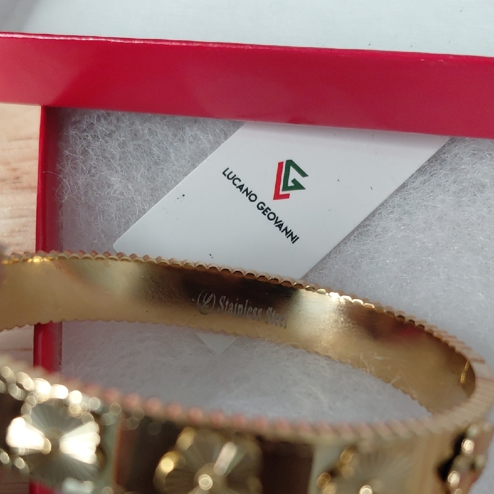 Elegant Stainless Steel Gold Floral Bracelet - Picture 3 of 4